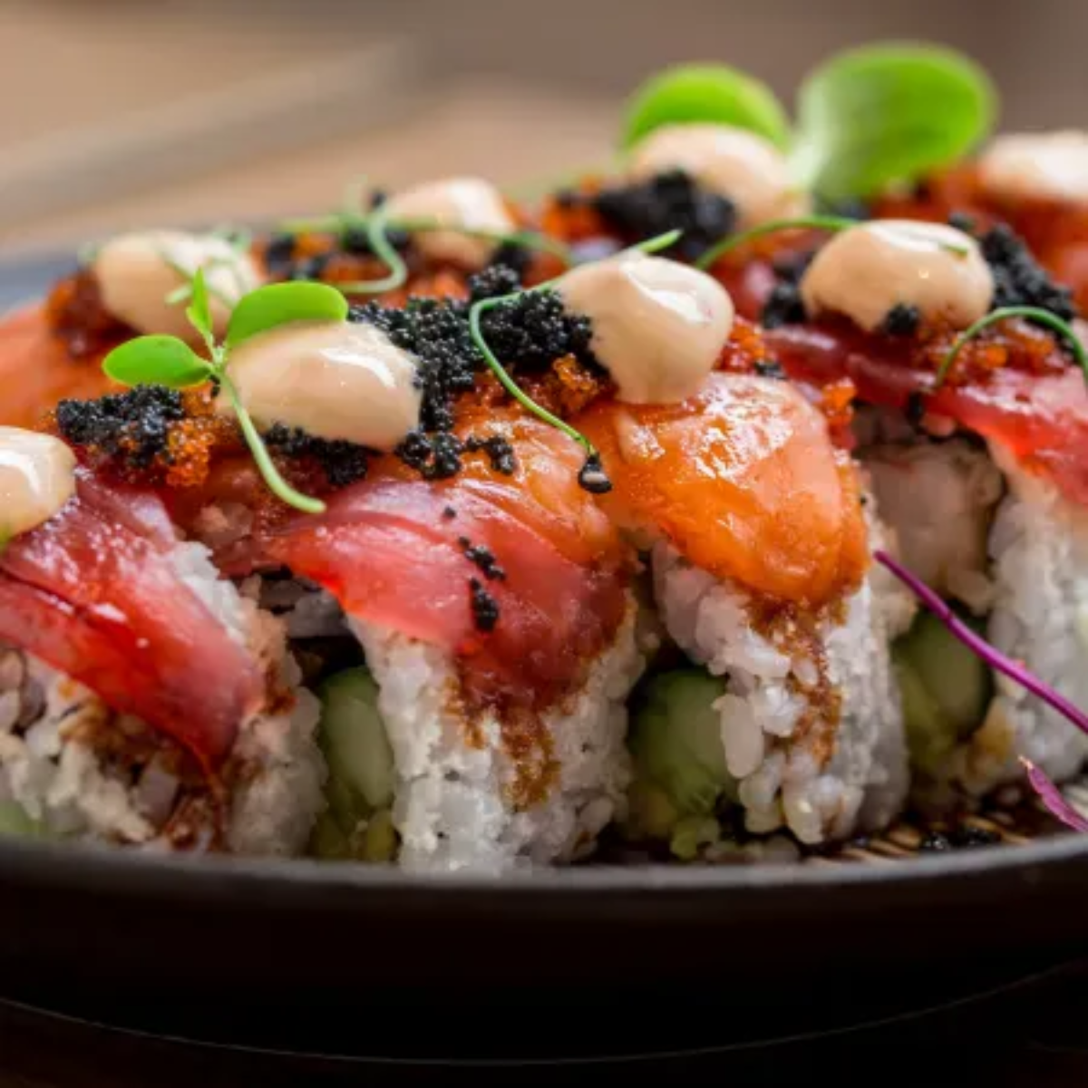Rulos de sushi finos en Tequendama: Corporativa, con atún, salmón, huevas y salsa.