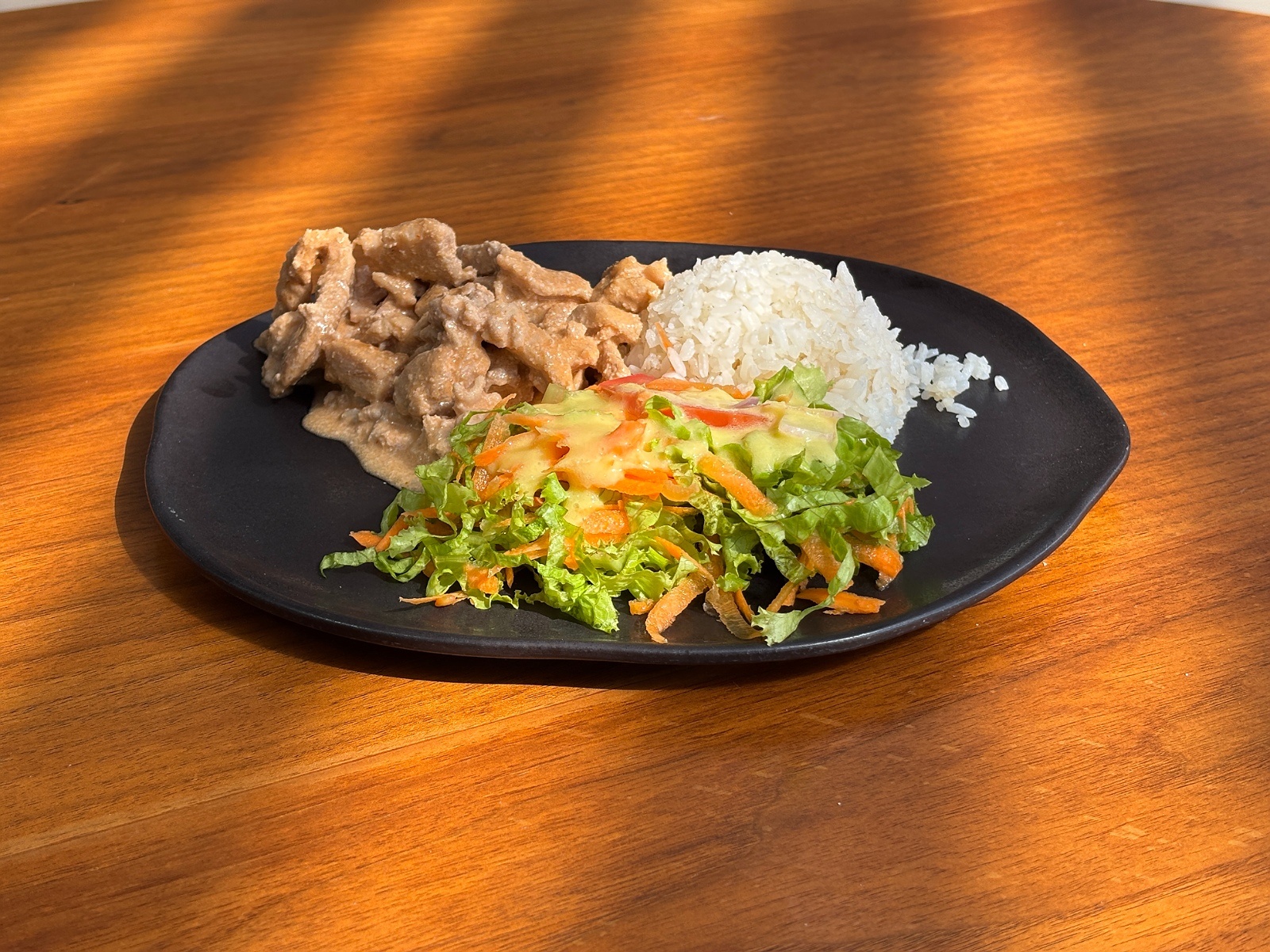 Tequendama: Corporativa meal with rice, salad, and meat.