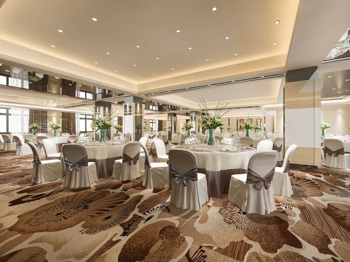 Salón de eventos Tequendama: Montaje corporativo con mesas redondas, sillas vestidas y flores.