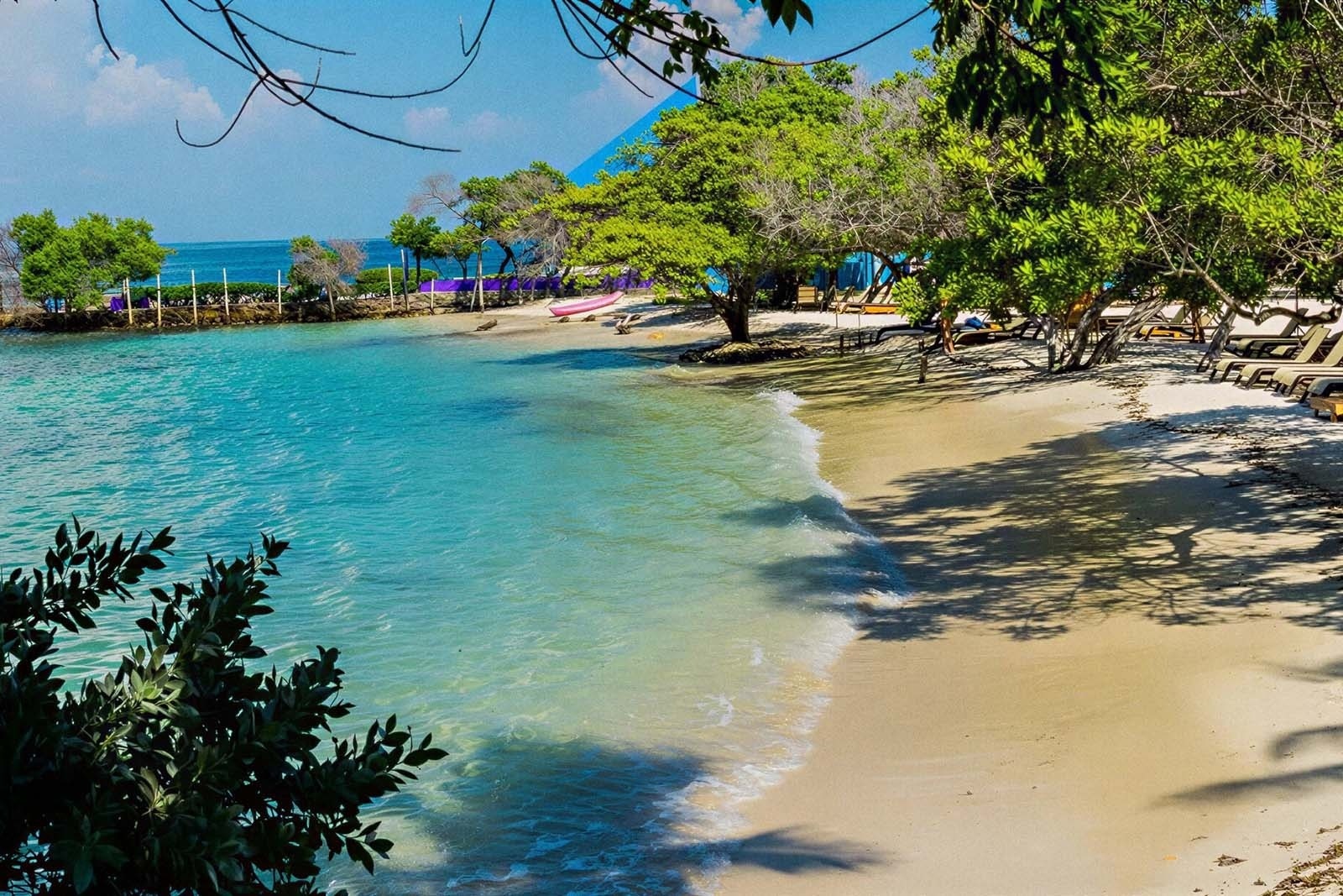 Hotel Rosario de Mar: Pristine beach and turquoise waters. Relax at your Rosario Islands hotel.