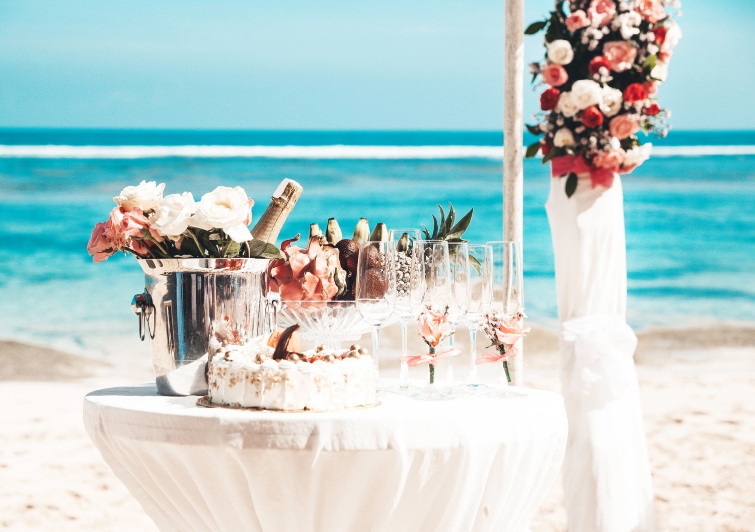 Banquete de boda Tequendama: Corporativa en playa, con pastel, champagne y flores.