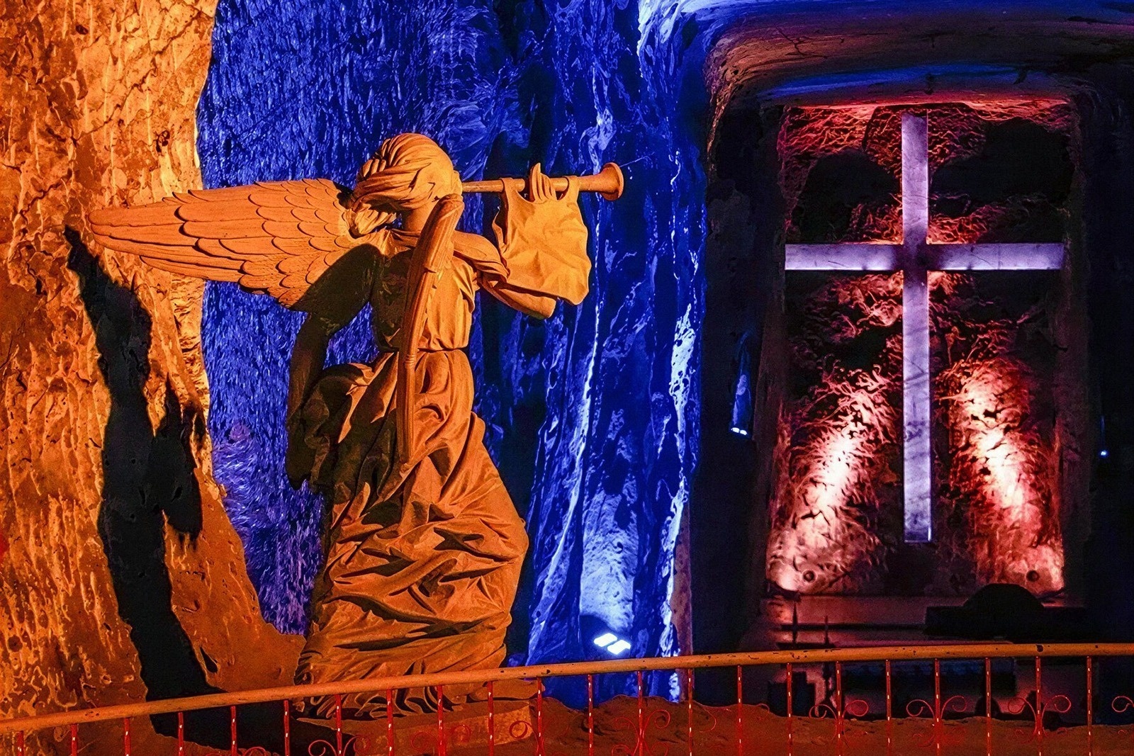 Escultura de ángel y cruz iluminada en Tequendama: Corporativa