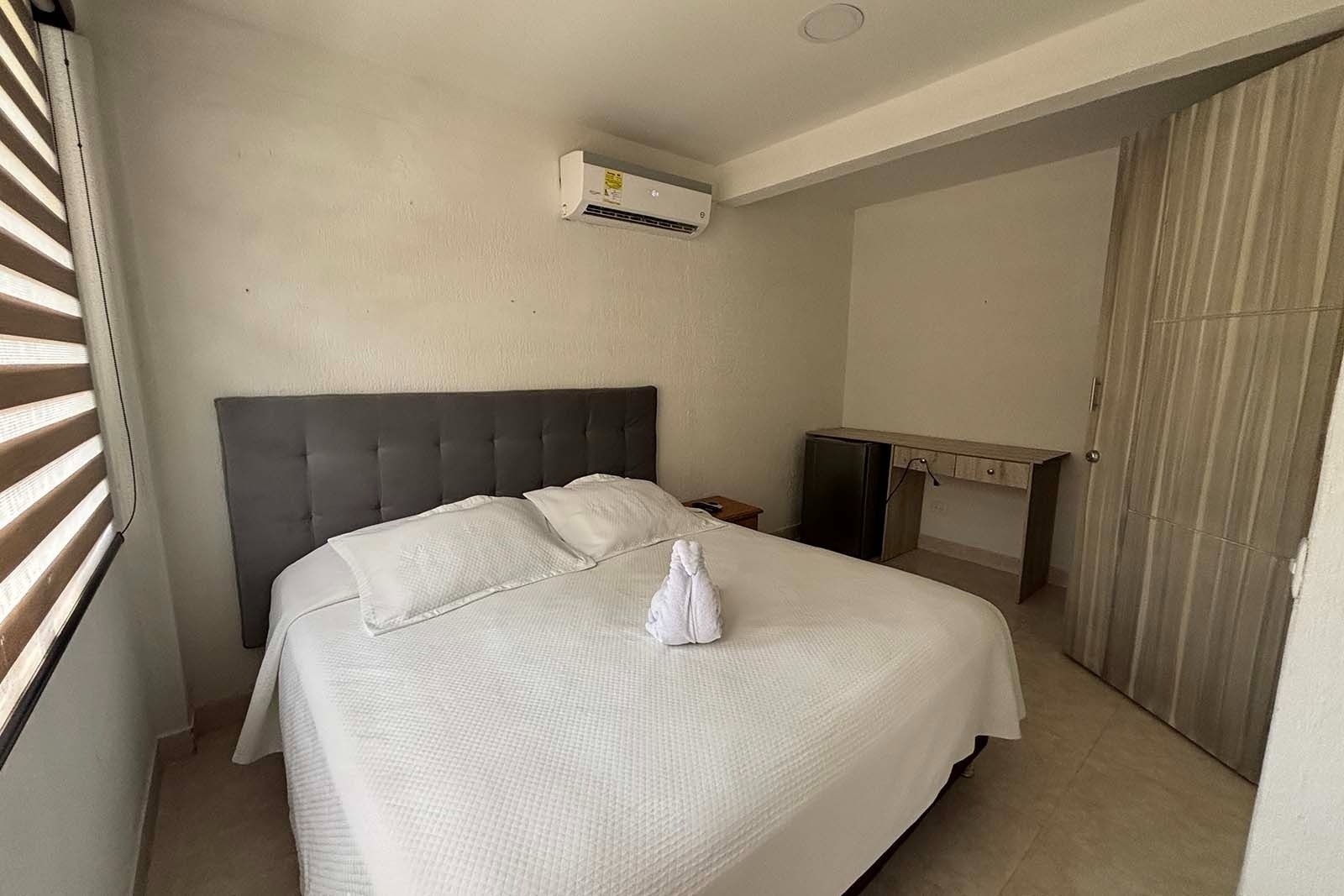 Habitación con cama doble y aire acondicionado en Hotel Mirador de Sumapaz, Melgar.