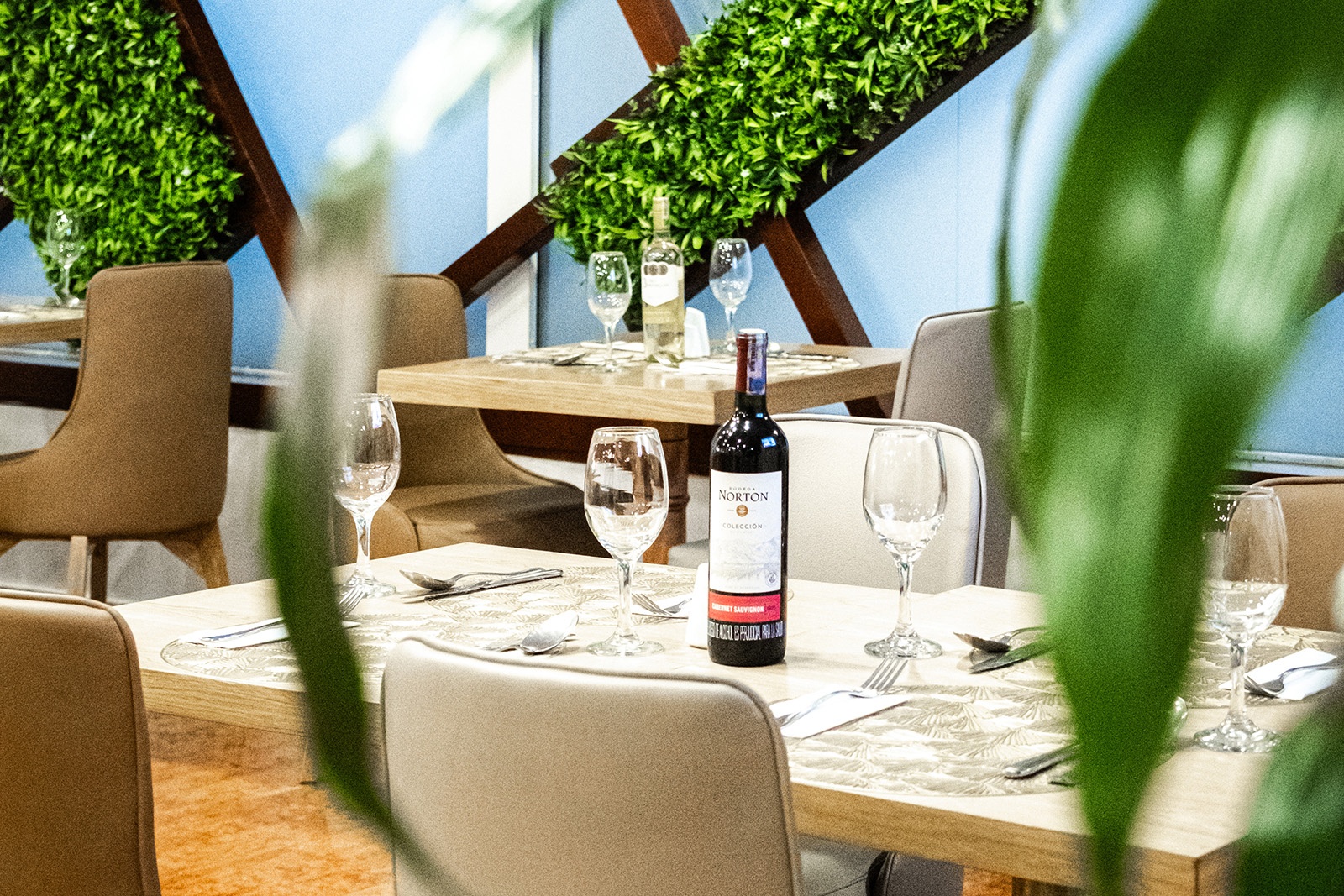 Ambiente elegante en Tequendama: Corporativa con mesas, vino y cristalería.