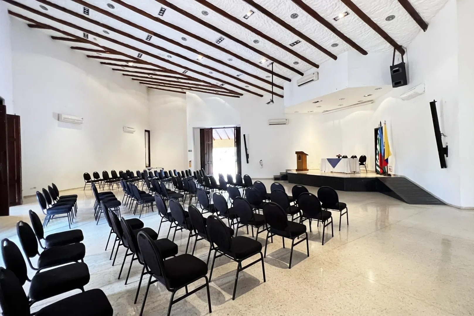 Salón de Eventos | Tequendama Hotel Campestre Villavicencio: sillas negras listas.