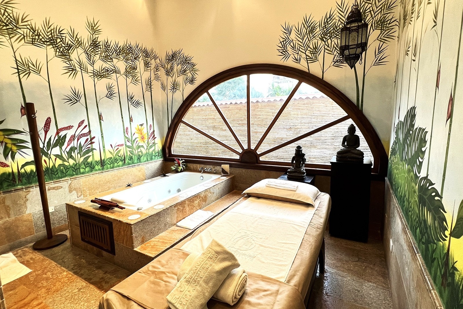 Tequendama Hotel Campestre Villavicencio: Spa room with jacuzzi, massage table, and bamboo mural.