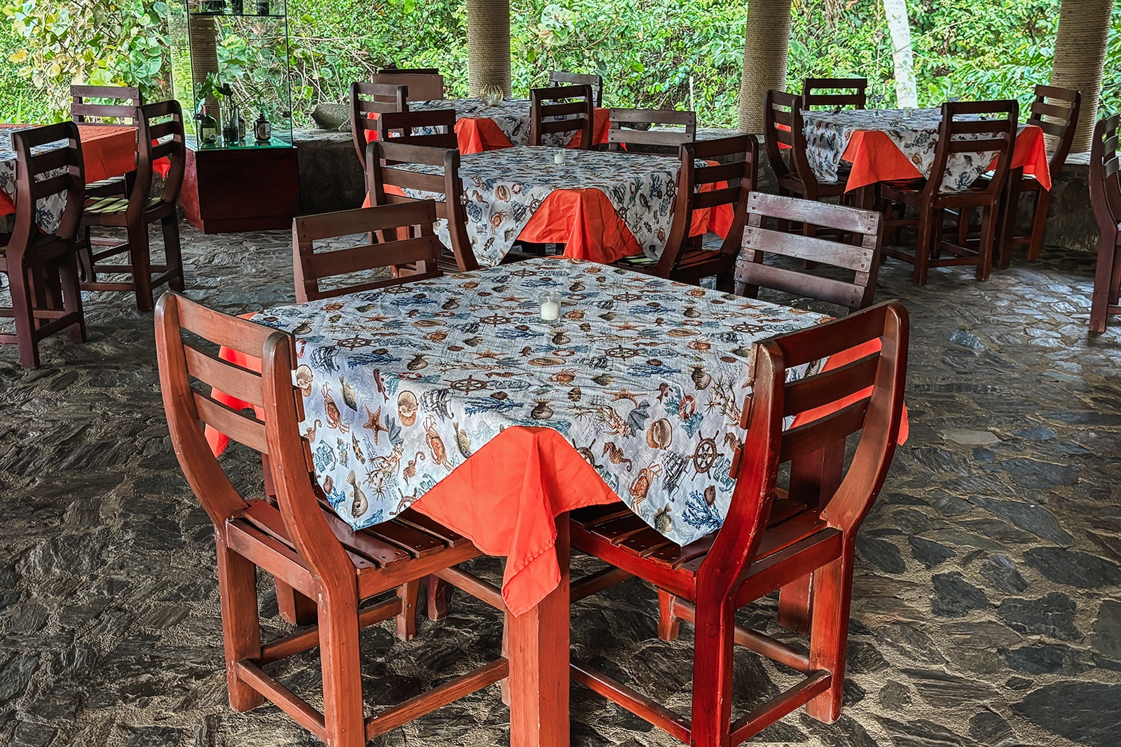 Mesas de restaurante con manteles marinos en Tequendama: Corporativa.