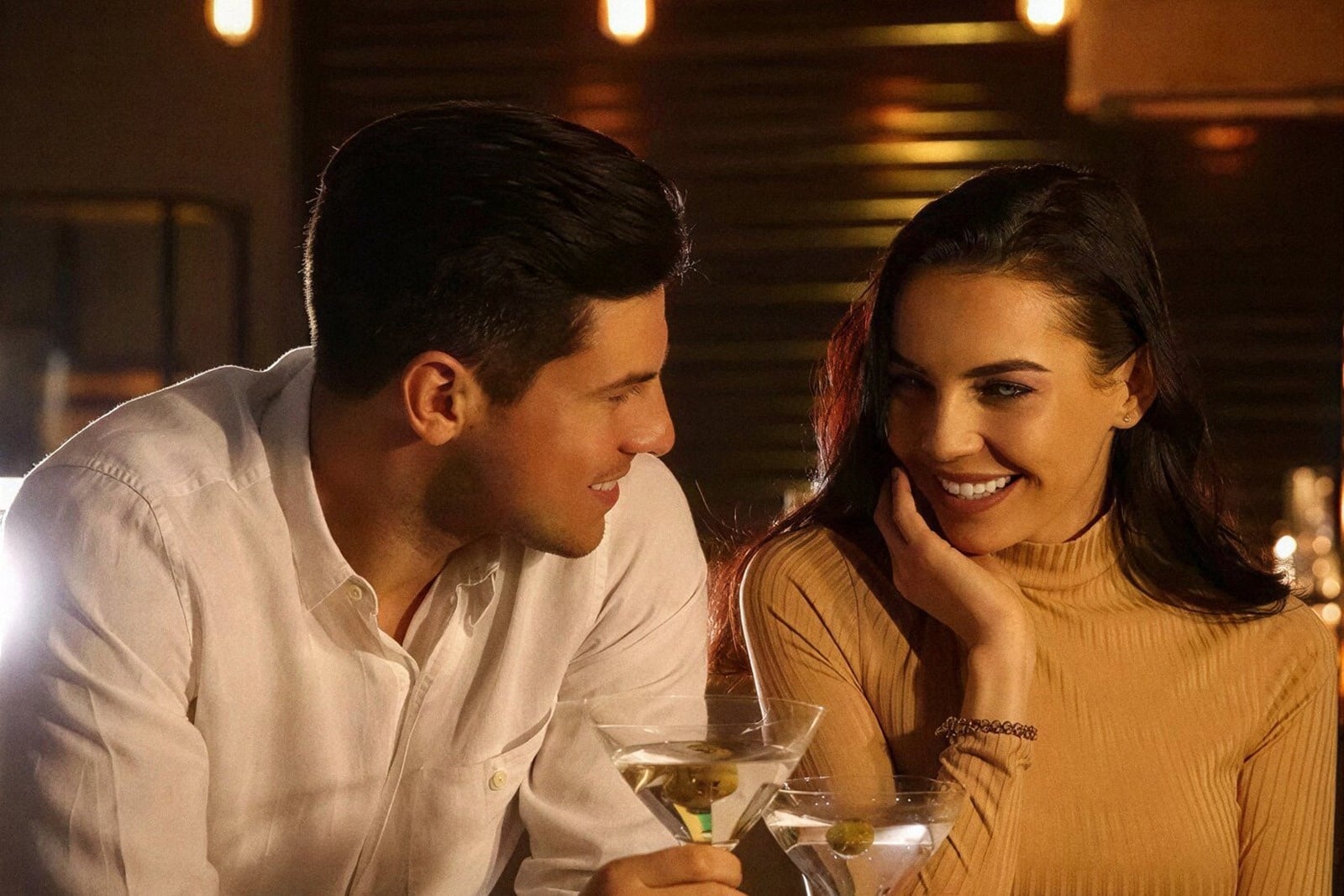 Pareja sonriente con martinis en Tequendama: Corporativa, ideal para romance.