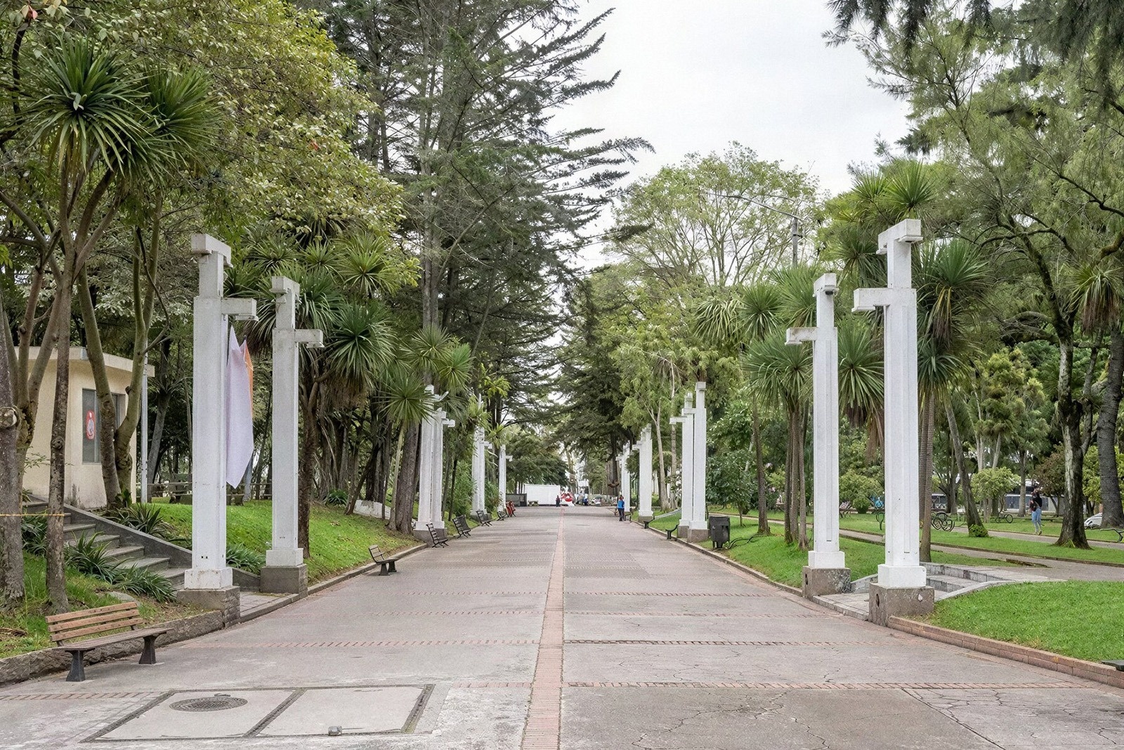 Tequendama: Corporativa - Amplio paseo verde con farolas modernas y áreas de descanso.