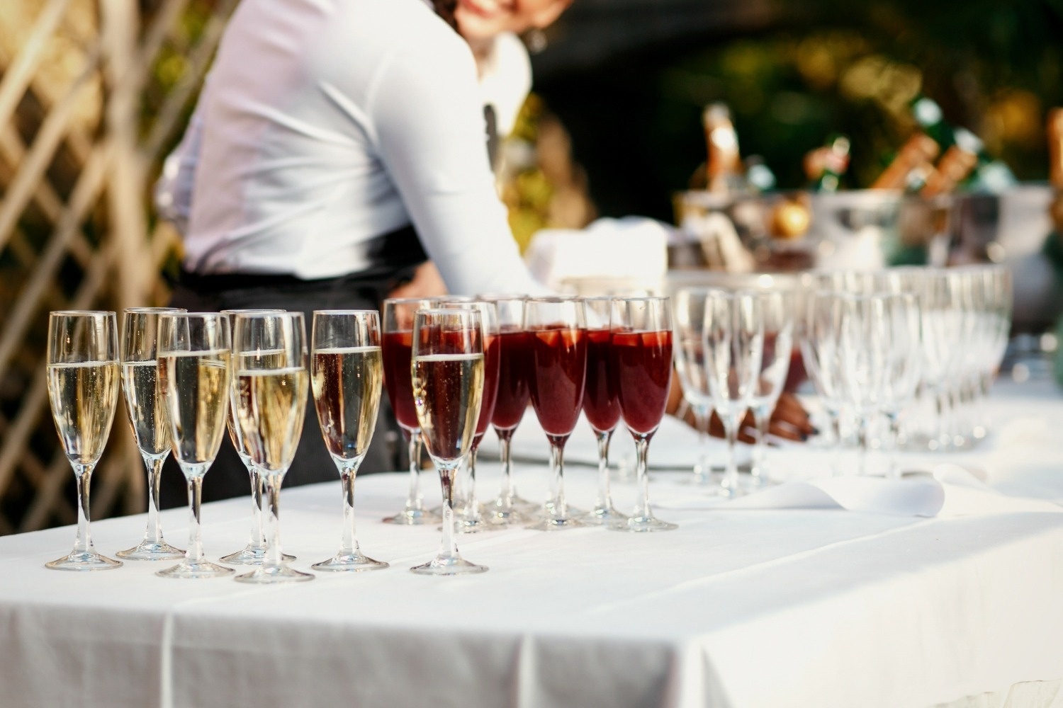 Tequendama: Corporate - Table set with champagne and red wine glasses for events.