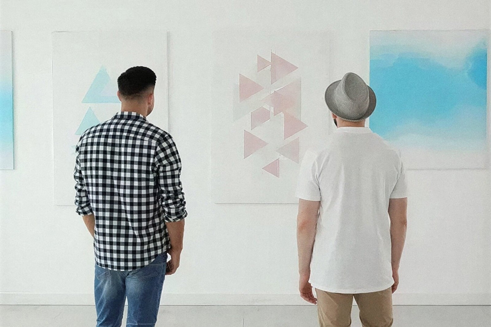 Dos hombres observando arte en el hotel Tequendama: Corporativa