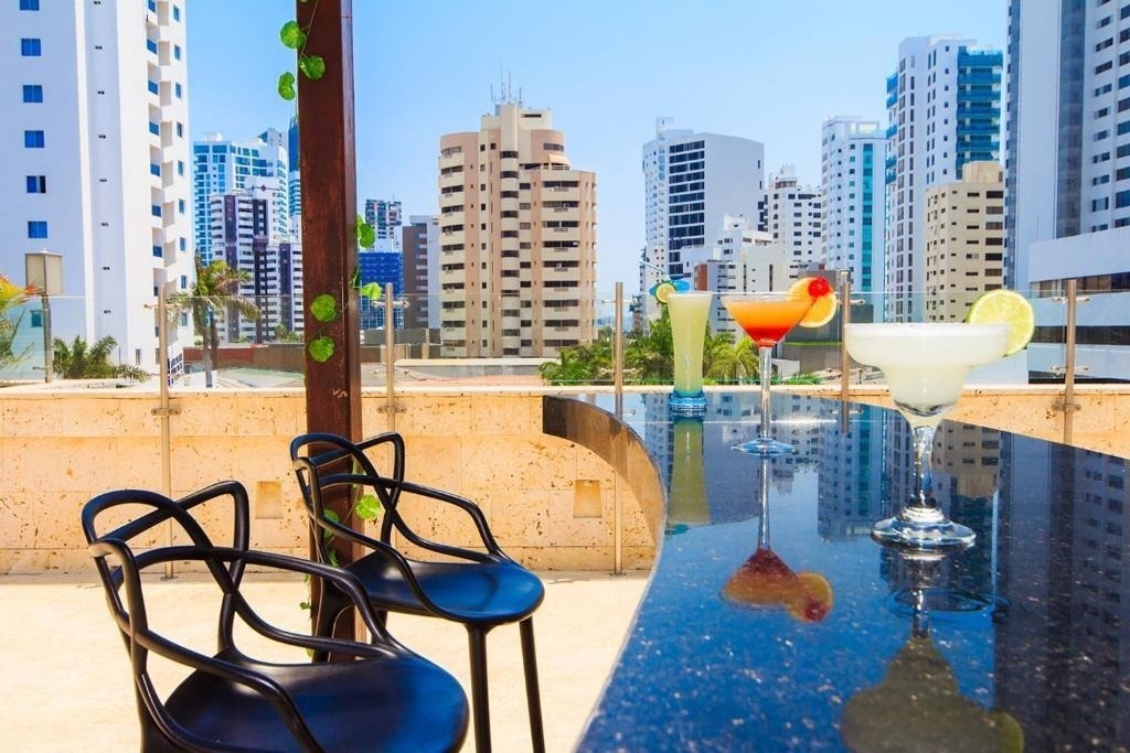 Bar con vistas urbanas, perfecto para eventos Tequendama: Corporativa.