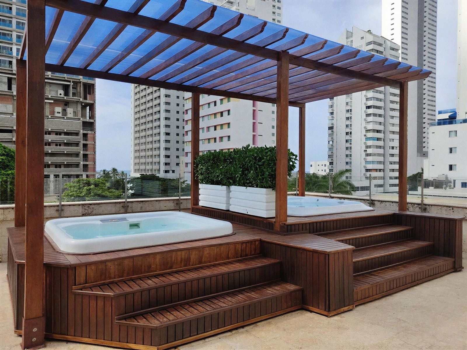 Tequendama: Terraza con jacuzzis y vista urbana. Ideal para eventos corporativos.