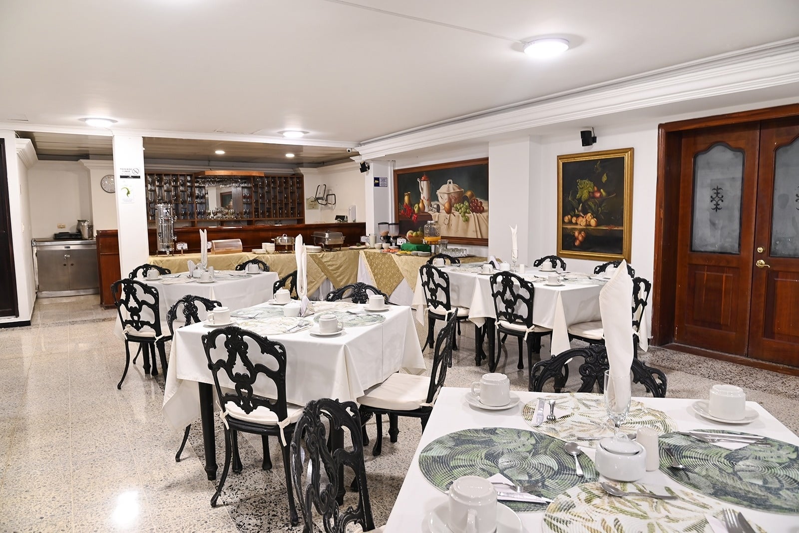 Tequendama: Corporativa breakfast buffet, set tables.