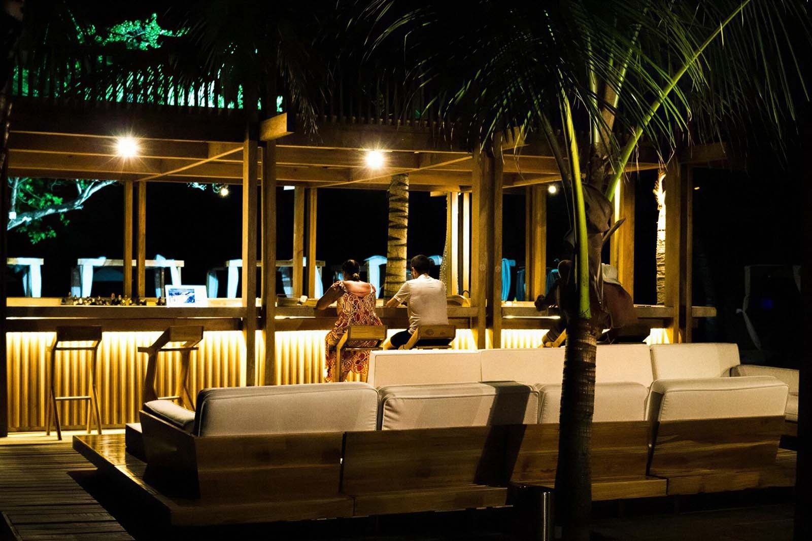 Hotel Rosario de Mar By Tequendama: guests enjoy a night bar lounge with ocean views.