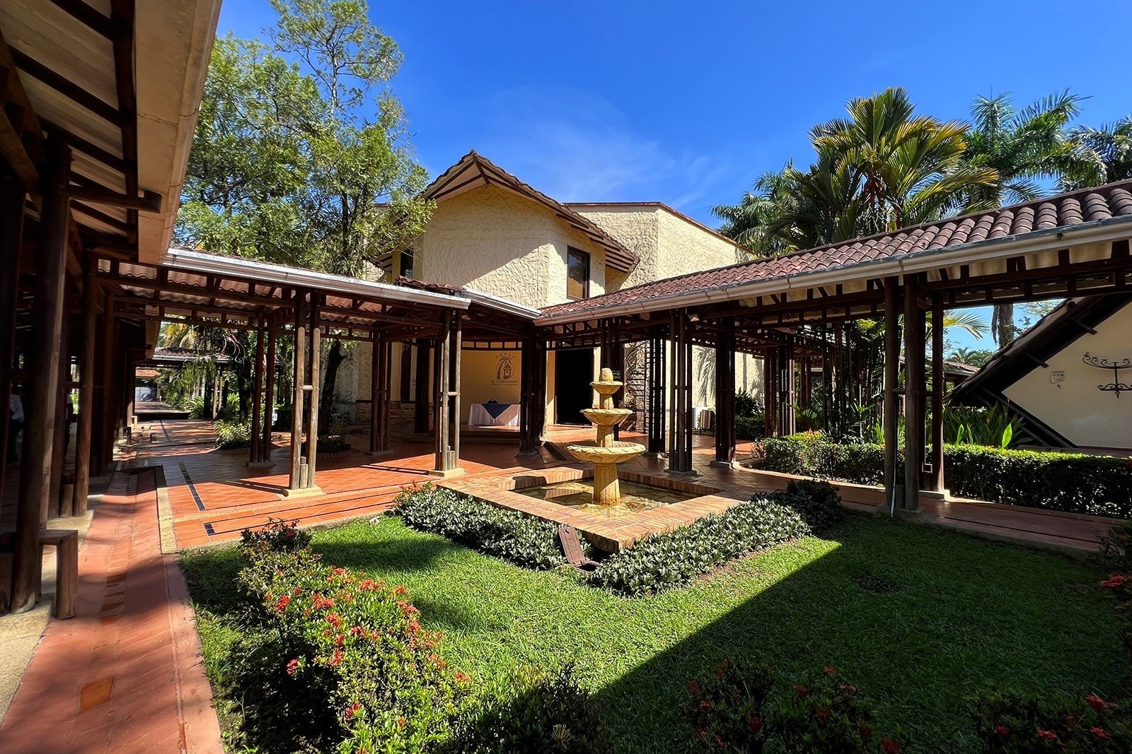 Tequendama Hotel Campestre Villavicencio: Courtyard fountain, lush greenery, and covered walkways offer relaxation.