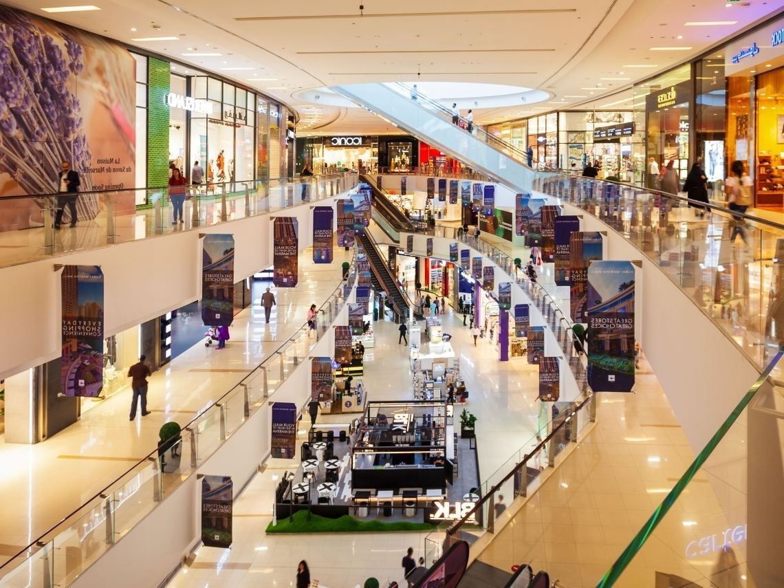 Tequendama: Corporativa ofrece vistas modernas de un centro comercial lleno de gente.