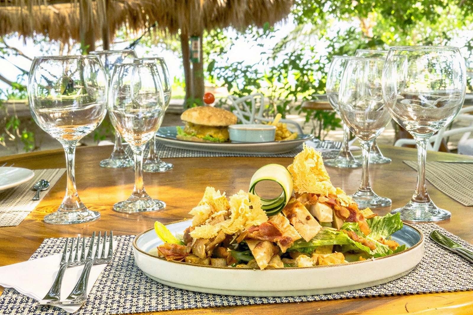 Salads and burgers at Hotel Rosario de Mar By Tequendama | Hotel in Islas del Rosario.