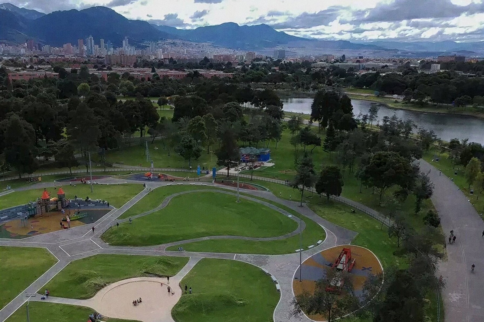 Tequendama: Corporativa - Vistas de Bogotá y parque con áreas de juegos y lago.