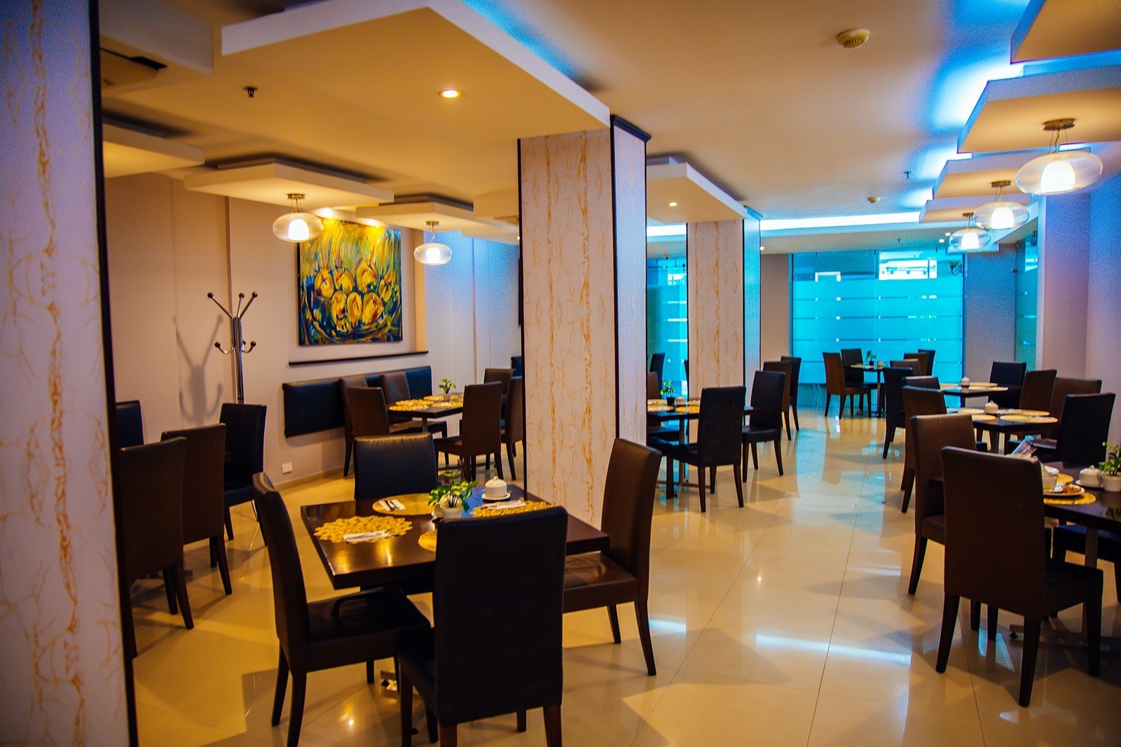 Elegant dining area at Hotel Plaza Las Américas, with tables set for guests. Visit Hotel Plaza Las Américas | Hotel in North Cali | Official Web.