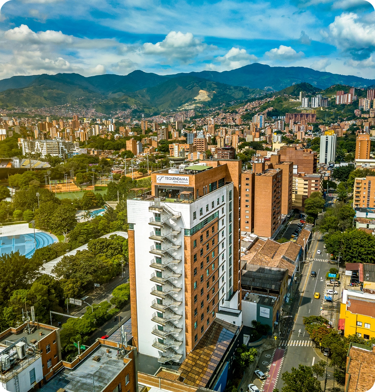 Hotel Tequendama: Corporativa Medellín, vistas urbanas y montañosas.