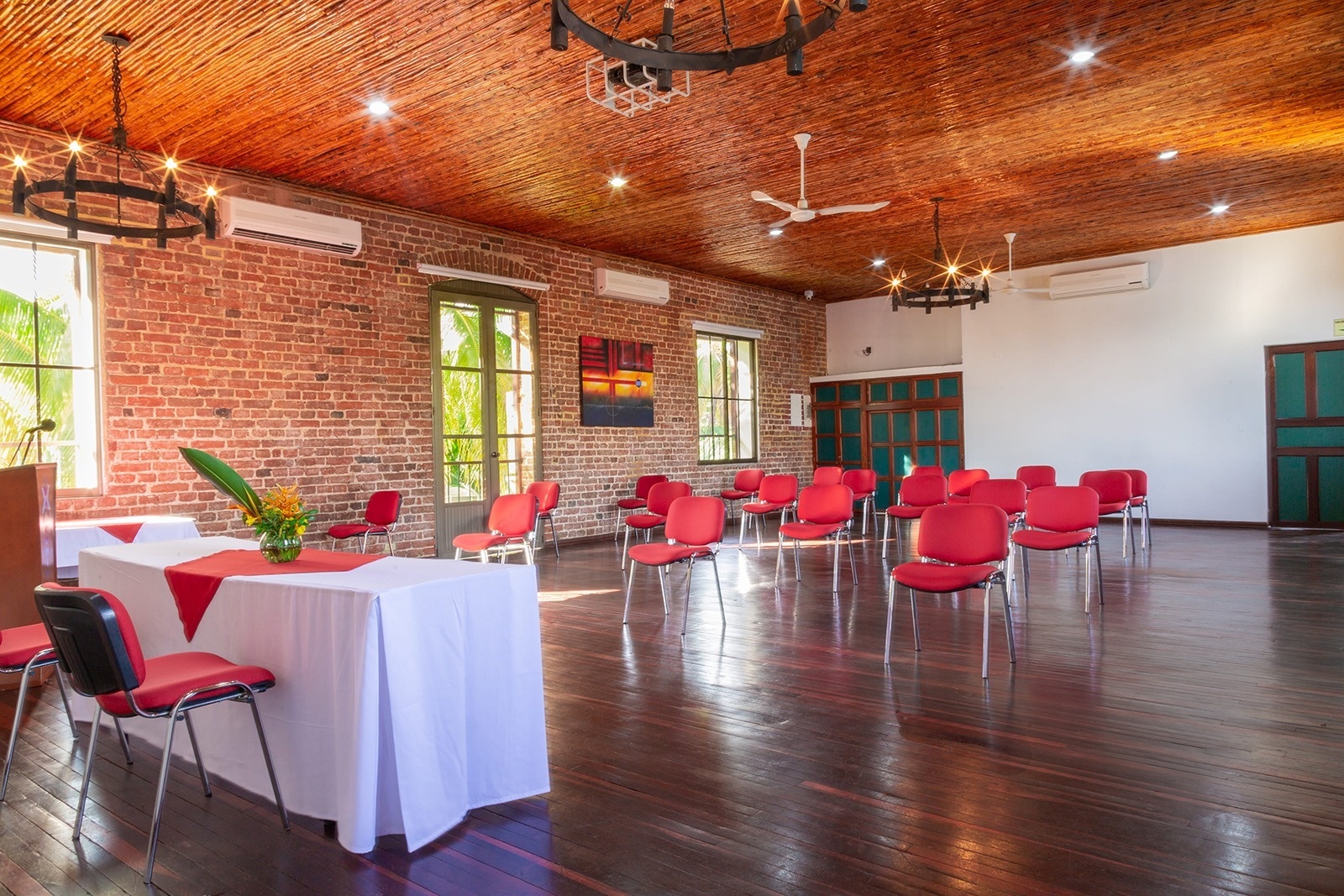 Salón Tequendama: Corporativa, sillas rojas y mesas para eventos.