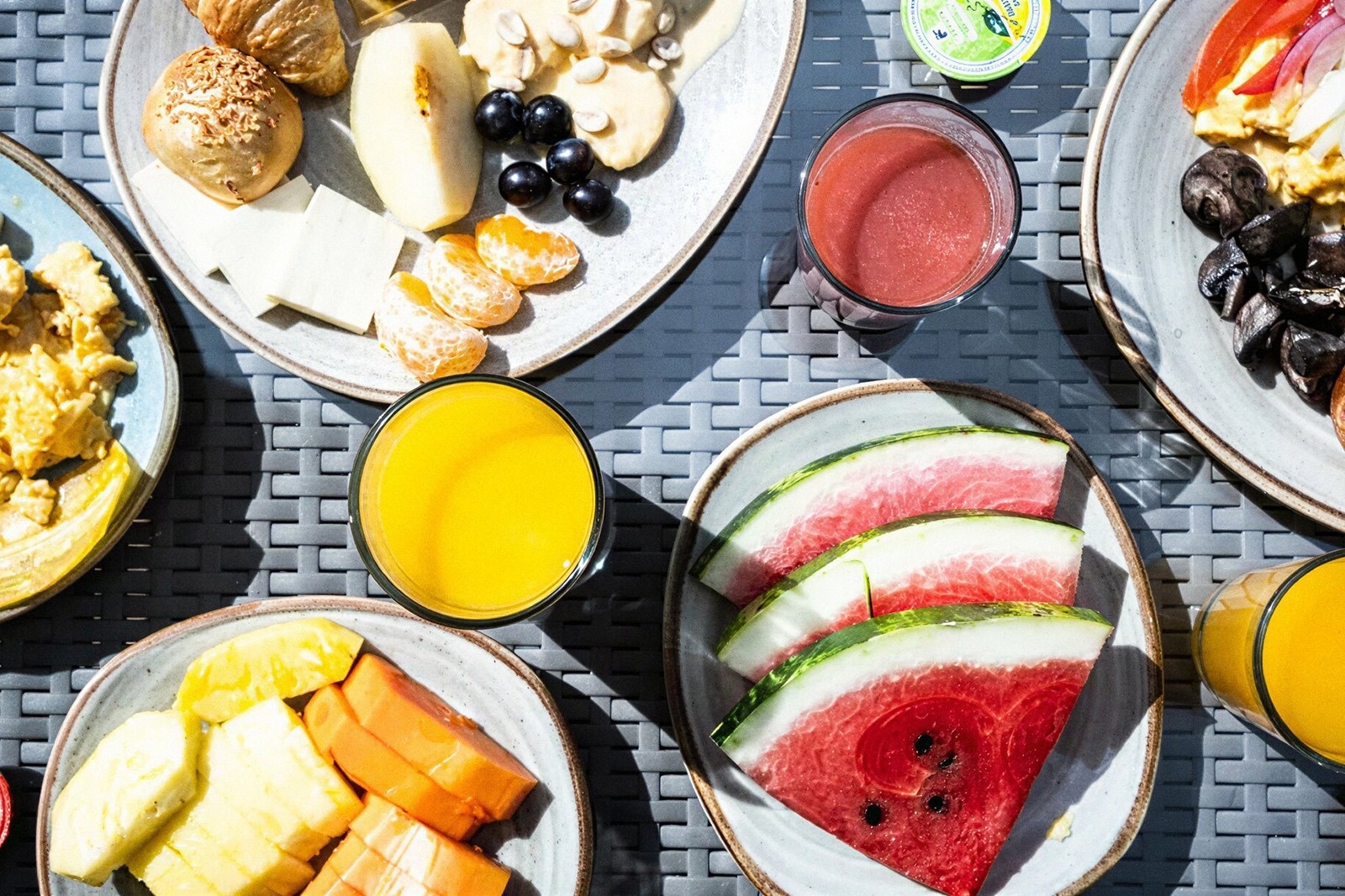 Tequendama Suites Bogotá: Fresh breakfast spread with fruits, juices & pastries.