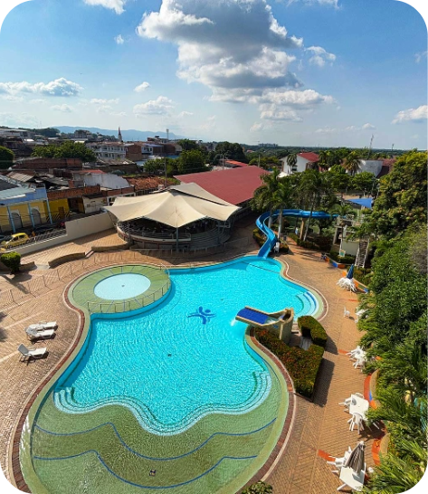 Hotel Los Puentes Comfacundi: Piscina con tobogán y jacuzzi en Girardot.