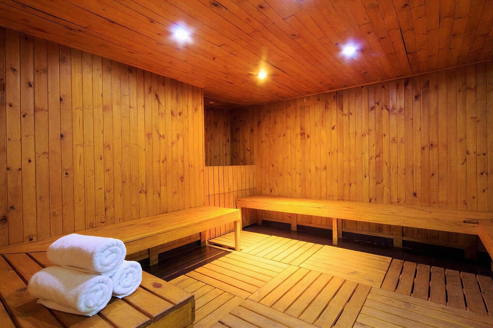 Sauna de madera en Tequendama: Corporativa, asientos y toallas. Relájate.