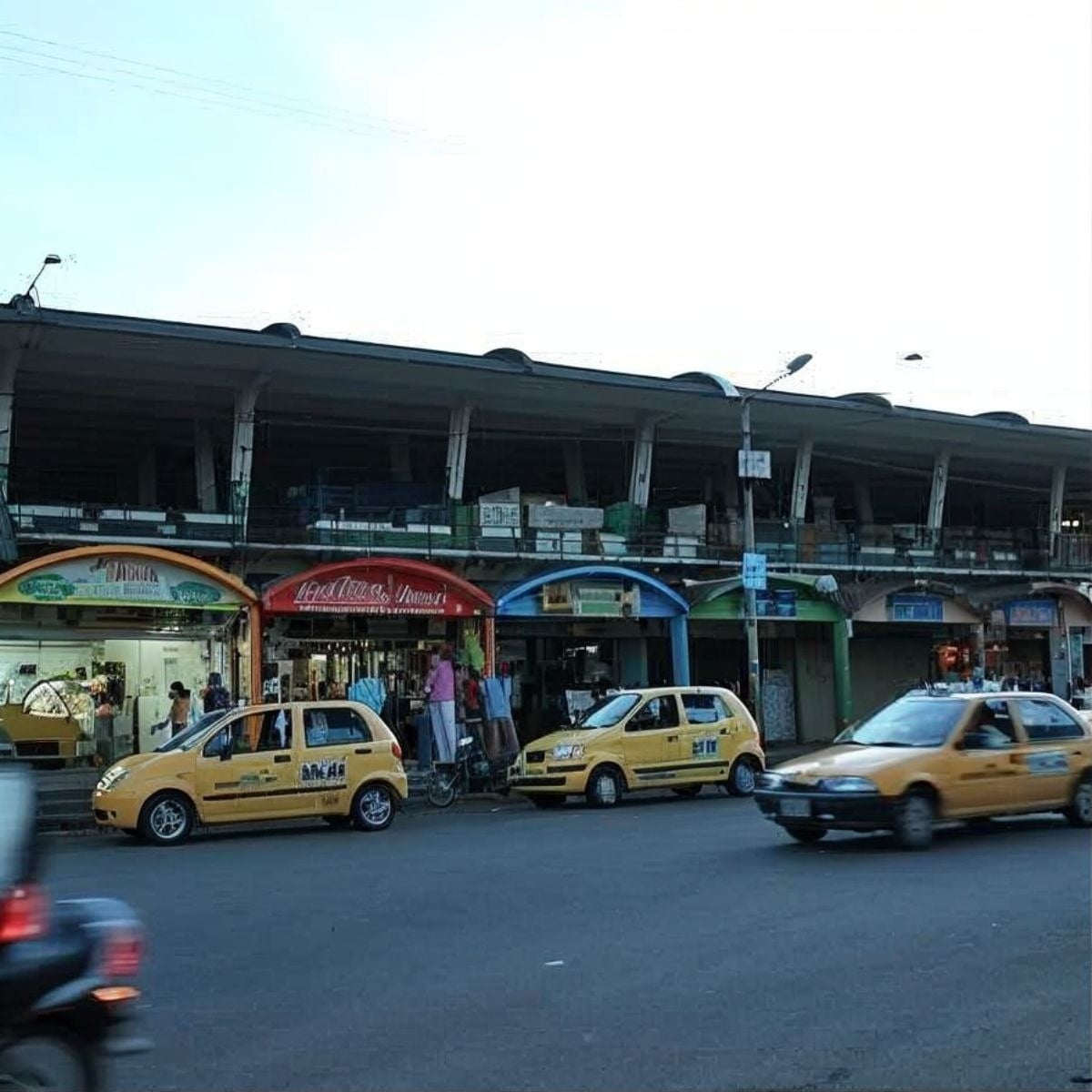 Tequendama: Corporativa - Fachada de hotel con taxis amarillos y mercado.