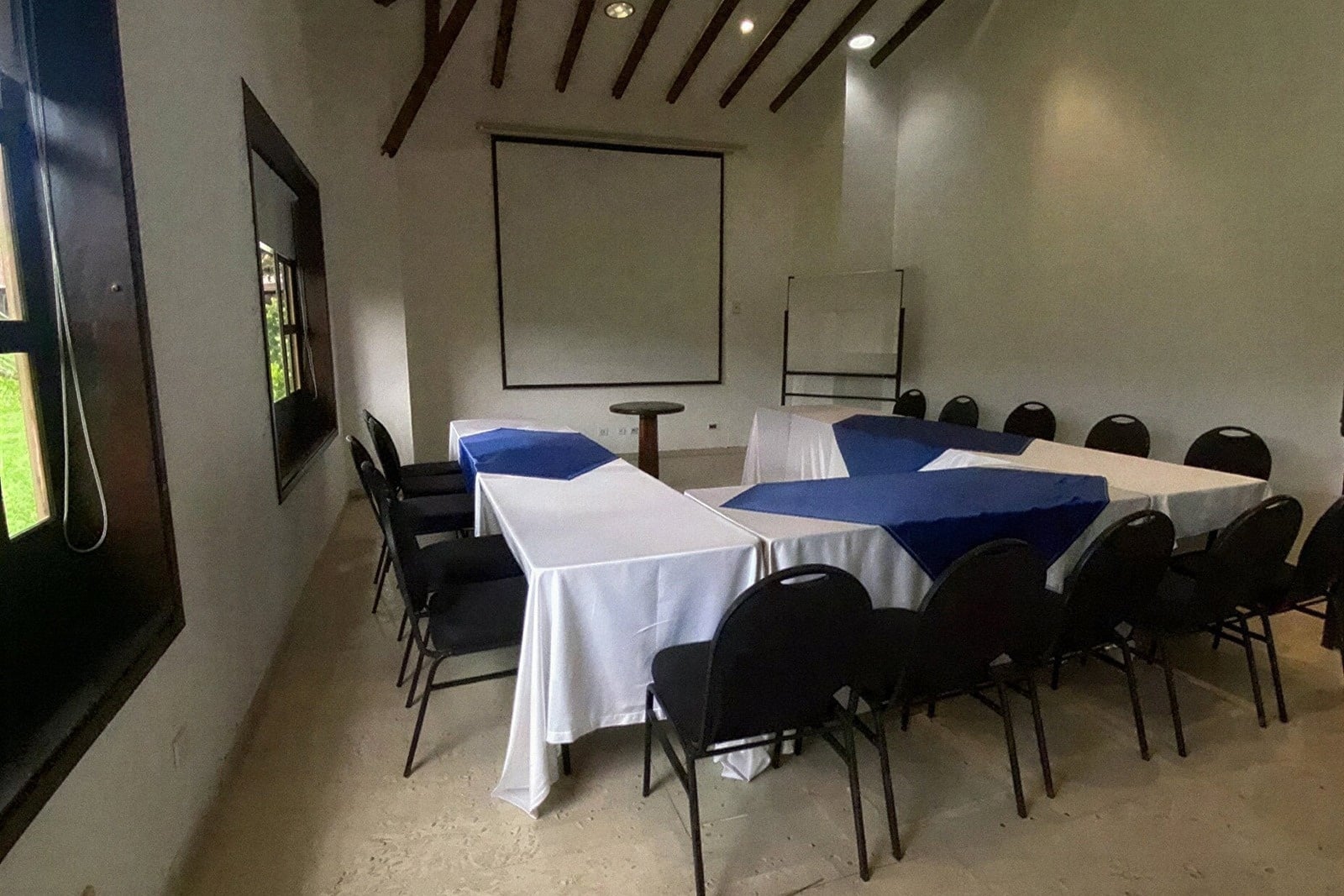 Sala de eventos con mesas y sillas para reuniones | Tequendama Hotel Campestre Villavicencio.