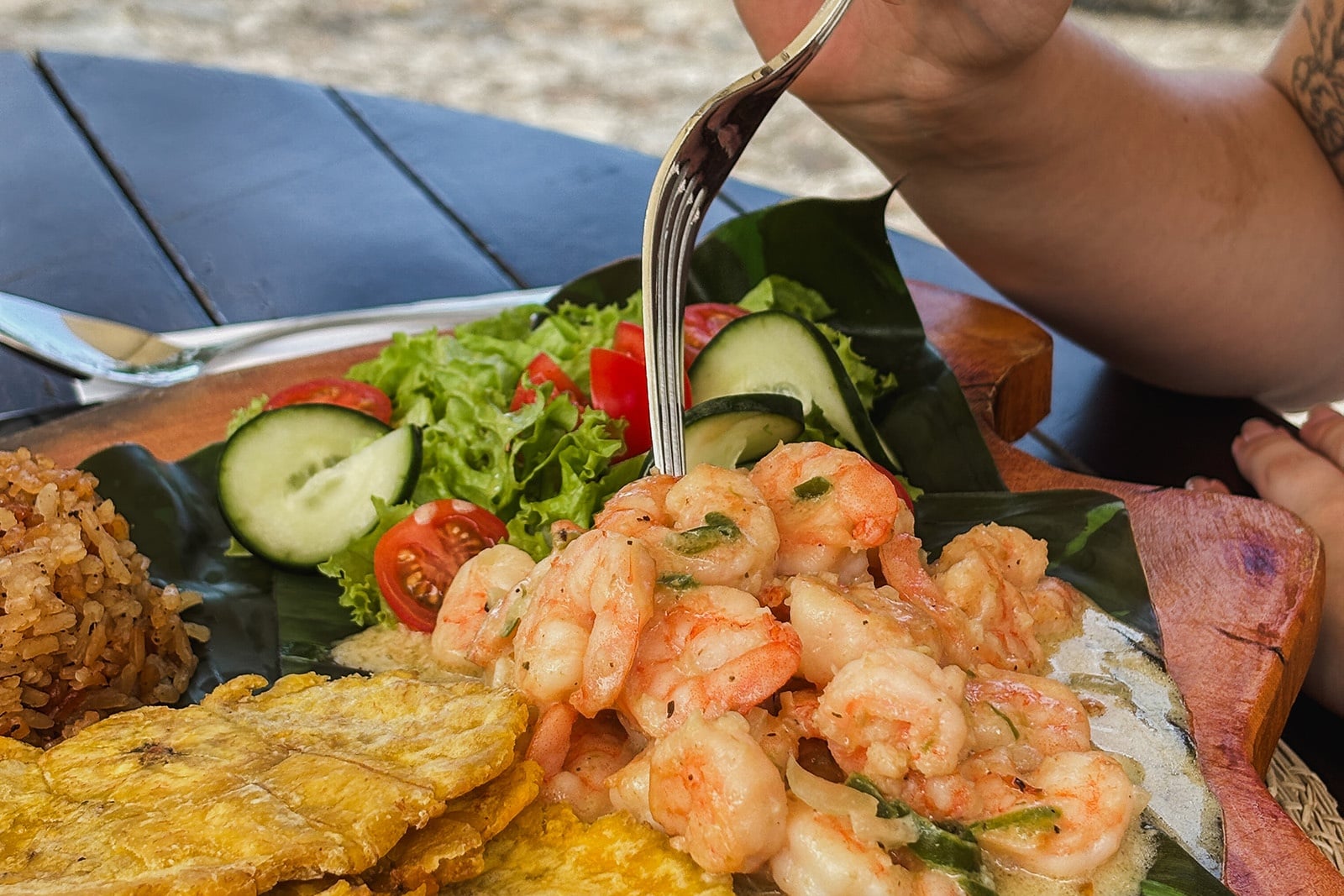 Tequendama: deliciosa comida con camarones, tostones y ensalada.