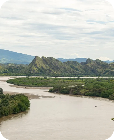 Tequendama: Corporativa vista de río y montañas verdes, ideal para eventos corporativos.