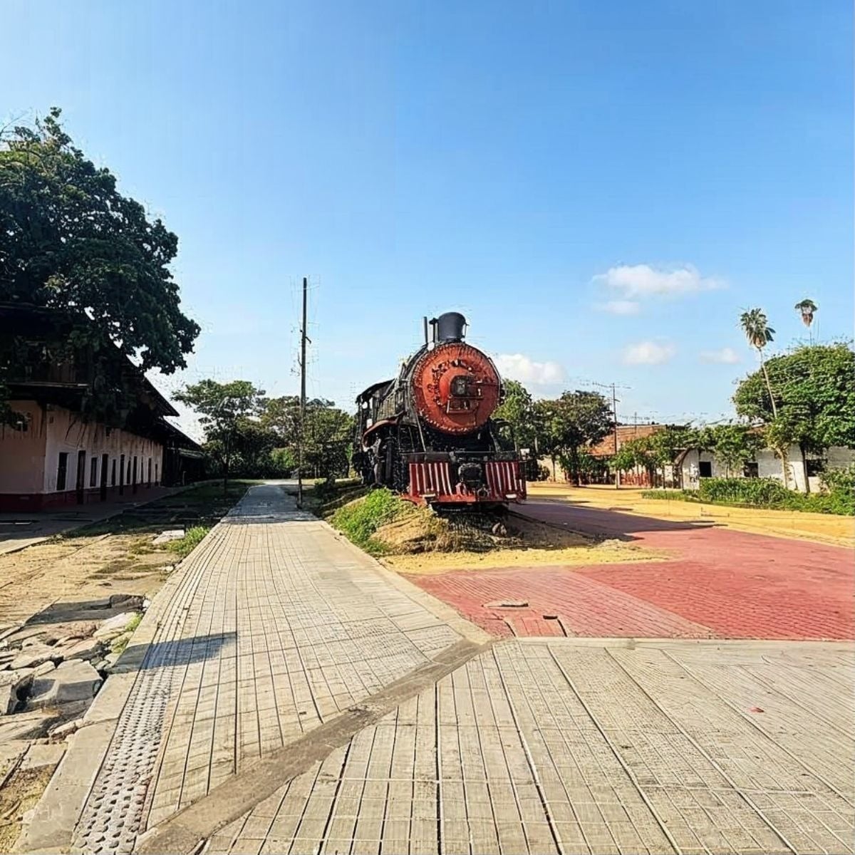 Tequendama: Corporativa - Locomotora histórica en estación de tren pintoresca.