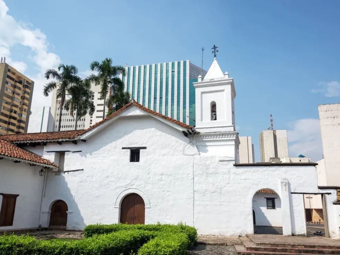 Historic Cali church & modern buildings. Book your stay at Hotels in Cali | Tequendama Hotels | Official Web.