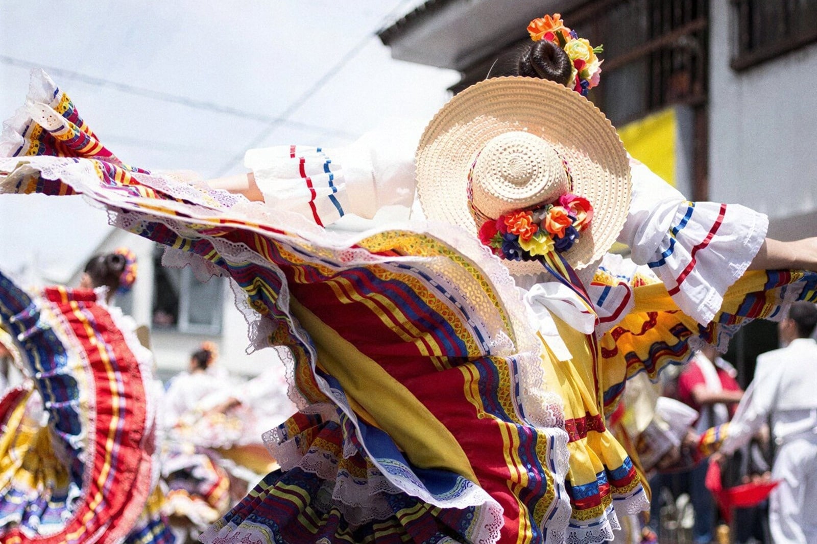 Tequendama: Festival colorido con danza folclórica y trajes tradicionales vibrantes.