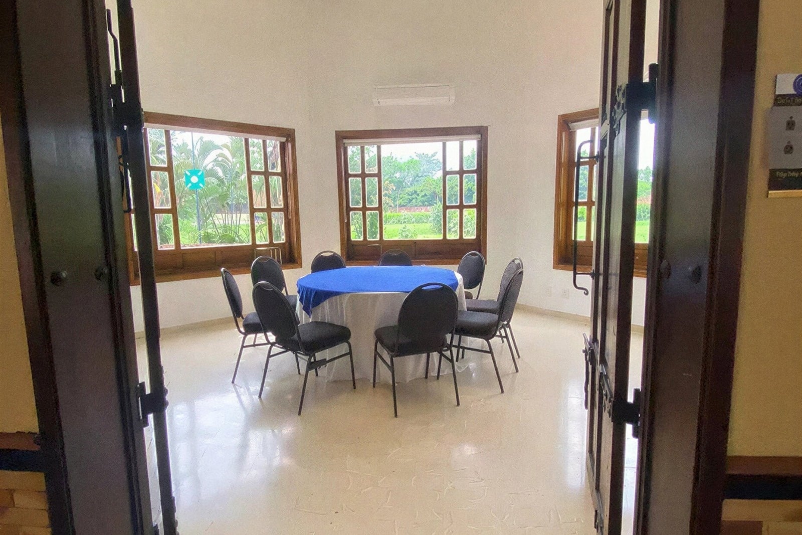 Salón de eventos con mesa redonda y sillas, ideal para reuniones. Eventos | Tequendama Hotel Campestre Villavicencio.