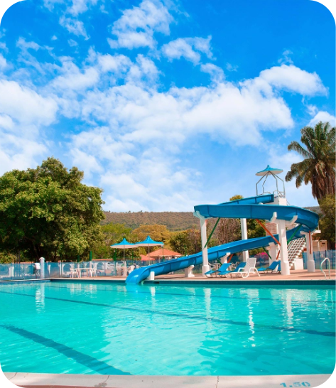 Hotel Mirador de Sumapaz: piscina con tobogán y palmeras en Melgar, perfecto para vacaciones.