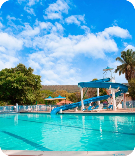 Hotel Mirador de Sumapaz: piscina con tobogán y zona verde en Melgar, ideal para vacaciones.