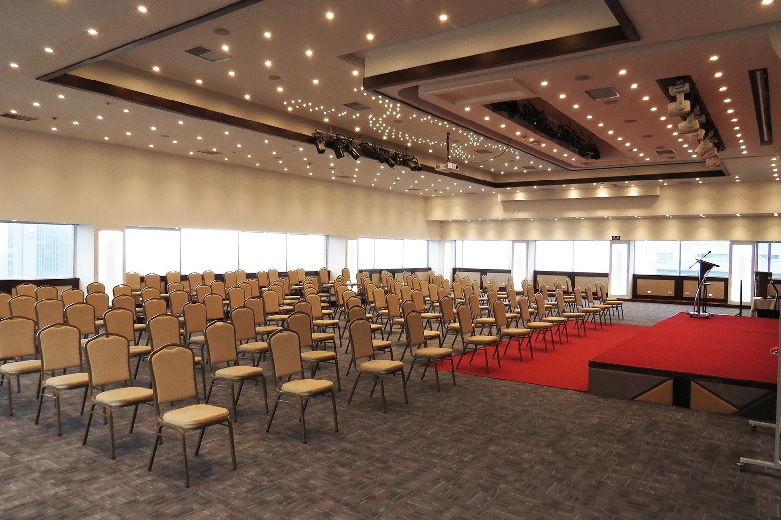 Salón de eventos Tequendama: Corporativa, sillas beige dispuestas para conferencia.