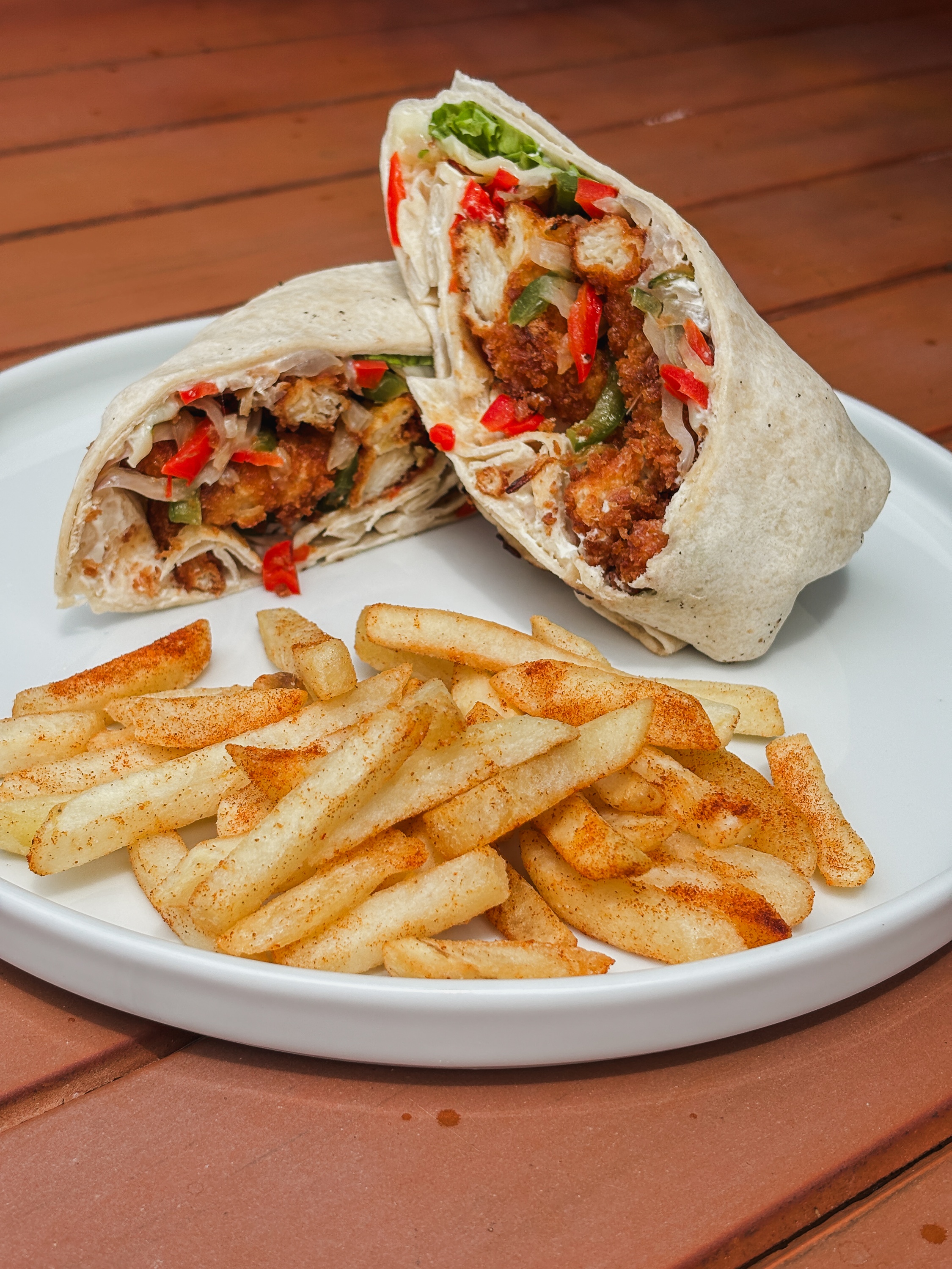 Tequendama: Corporativa, un wrap crujiente de pollo con papas fritas, perfecto para una comida ejecutiva.