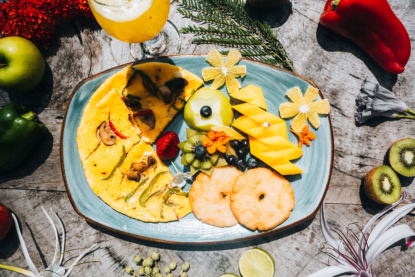 A delicious Tequendama: Corporativa breakfast spread with omelet, fruits, and juice.
