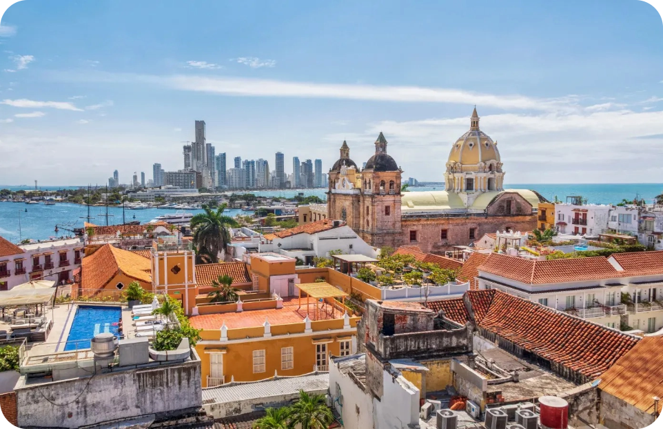 Vista aérea del Hotel Tequendama: Corporativa, con piscina y vistas a la ciudad de Cartagena.