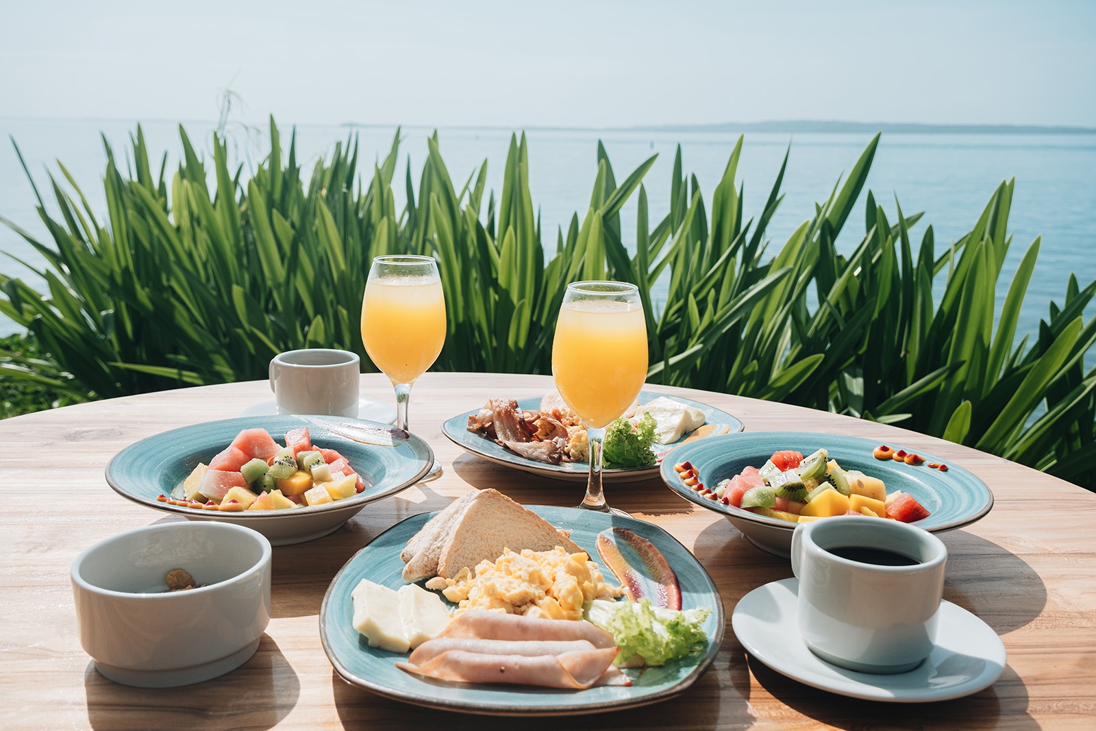 Tequendama: Corporativa breakfast with ocean views: fruit salad, scrambled eggs, coffee.