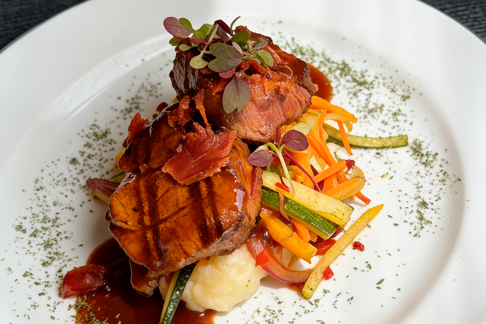 Tequendama: Corporativa: Delicioso filete de res con vegetales y puré de papa.