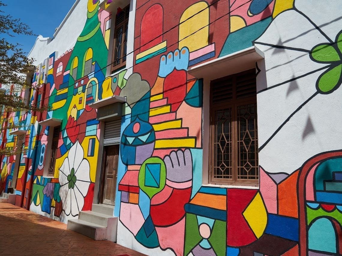 Mural vibrante y colorido de Tequendama: Corporativa con detalles abstractos.