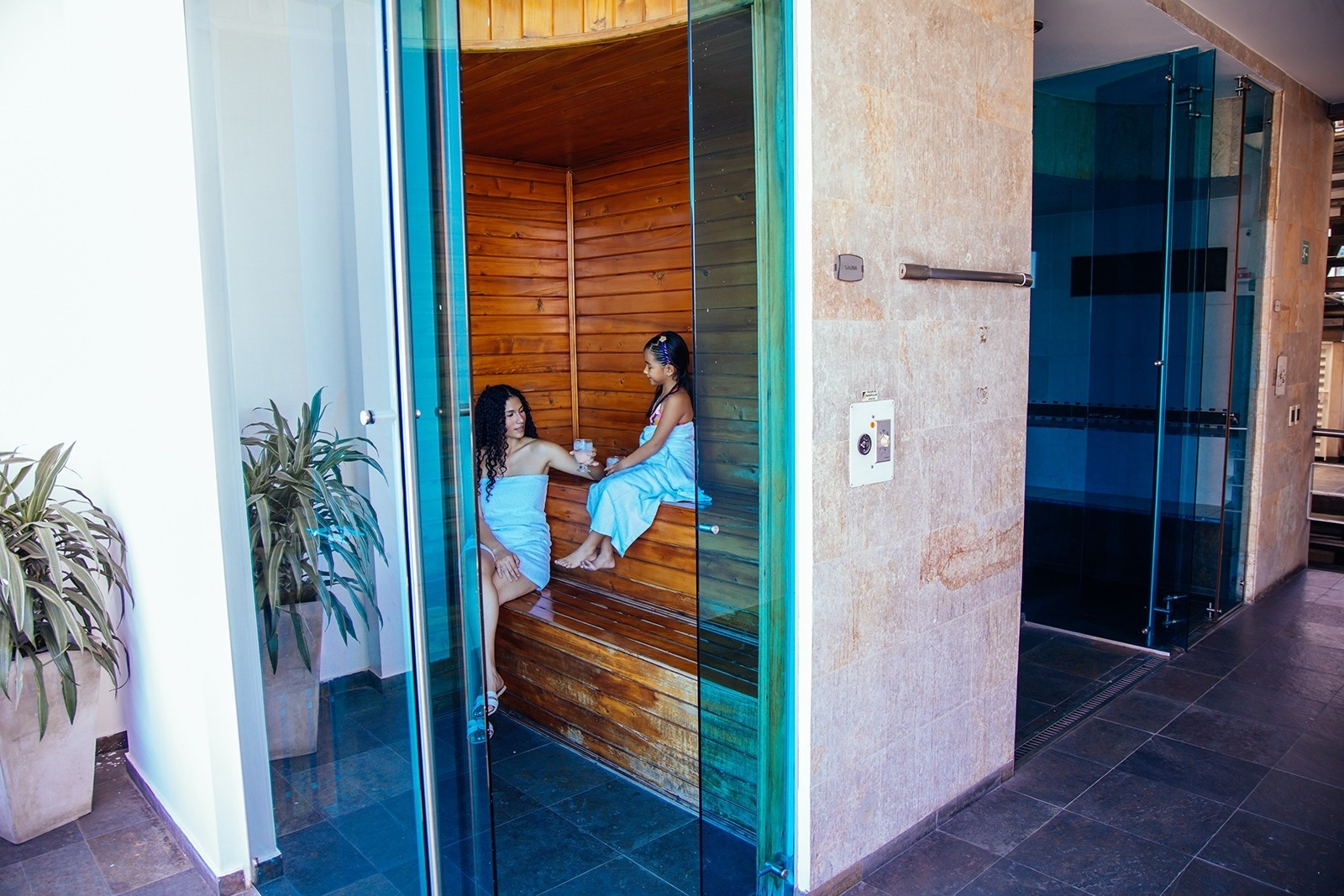 Hotel Plaza Las Américas: Relax in our wooden sauna with two guests enjoying a refreshing drink.