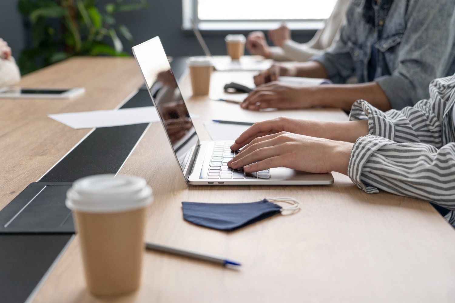 Espacio corporativo Tequendama: reuniones, laptops, café y mascarilla.