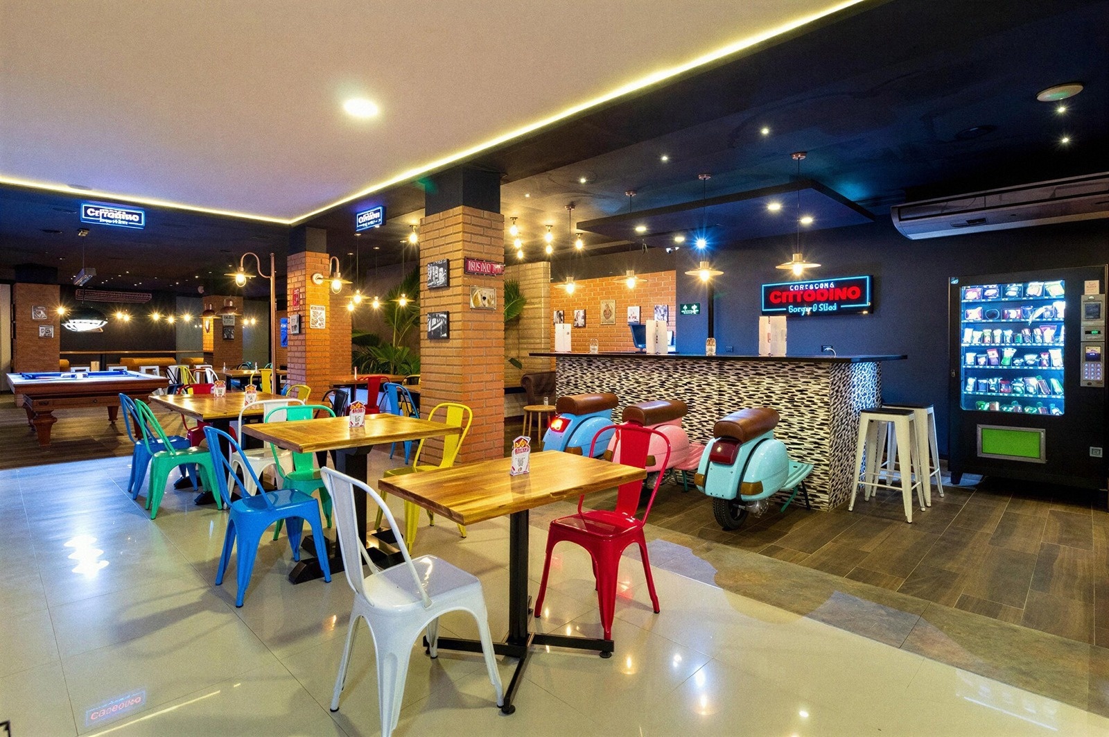 Bar moderno en el hotel Tequendama: Corporativa con mesas, sillas de colores y motos decorativas.