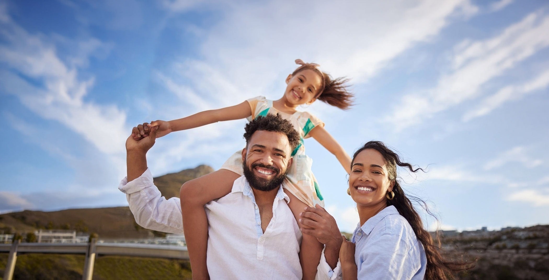 Familia feliz en la costa. ¡Reserva tu estadía en Colombia!